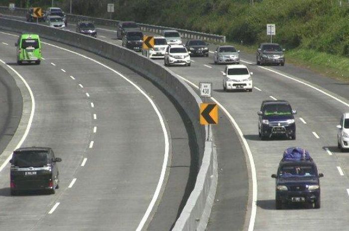 tips berkendara mobil di tol